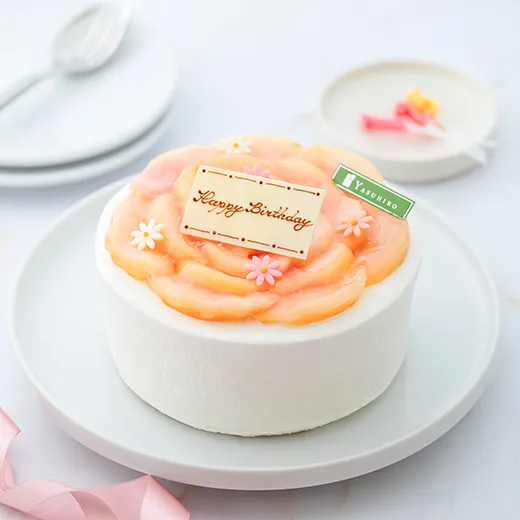 桃のデコレーションケーキ